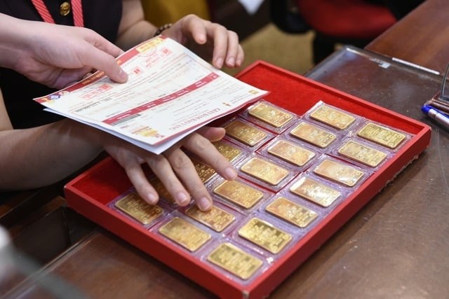 Sáng 1.3, giá vàng miếng tại Công ty Vàng bạc Đá quý Sài Gòn - SJC được niêm yết ở mức 184 triệu đồng/lượng mua vào và 187 triệu đồng/lượng bán ra, tăng 2,4 triệu đồng so với đầu tuần. 