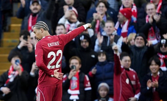 Hugo Ekitike – 8.6 điểm (Cầu thủ xuất sắc nhất trận): Một màn trình diễn đẳng cấp thế giới của tiền đạo trẻ. Ekitike không chỉ trực tiếp mở tỉ số với một pha dứt điểm tinh tế mà còn đóng góp tới 2 đường kiến tạo, trong đó có pha làm tường thông minh cho Mac Allister. Anh chính là nguồn cảm hứng lớn nhất mang về 3 điểm cho The Reds.