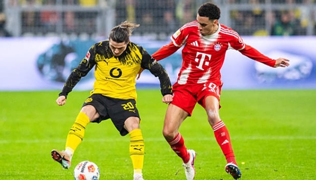 Xuất hiện rất nhiều điểm nóng trên sân.