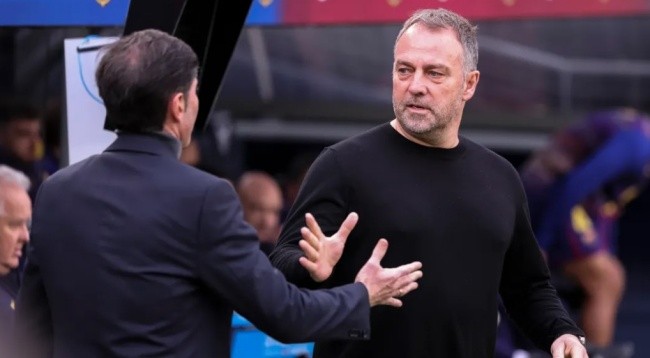 HLV Flick tranh cãi với người đồng nghiệp.