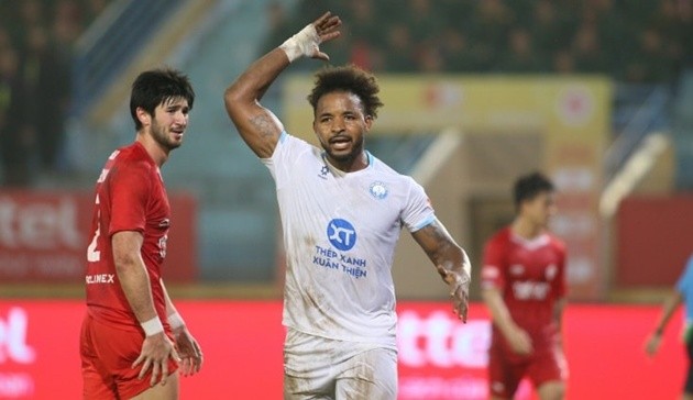 Xuân Son sa sút ở V-League dù ghi bàn liên tục tại Shopee Cup.