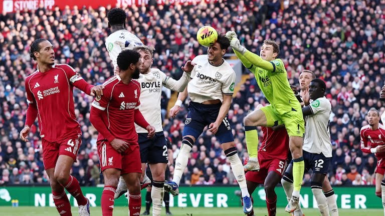 Liverpool đang rất nguy hiểm trong các pha phạt góc.