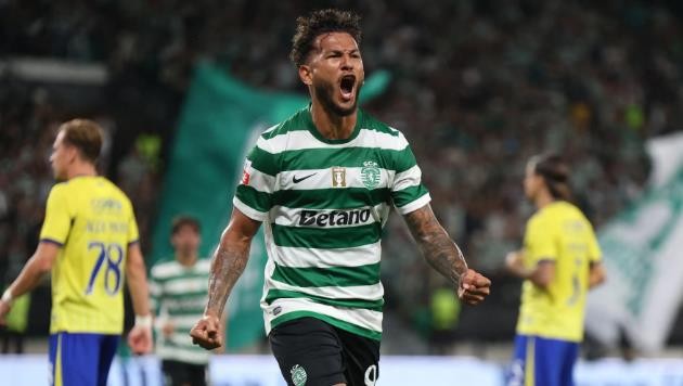 Suarez được Liverpool và Newcastle tranh mua.