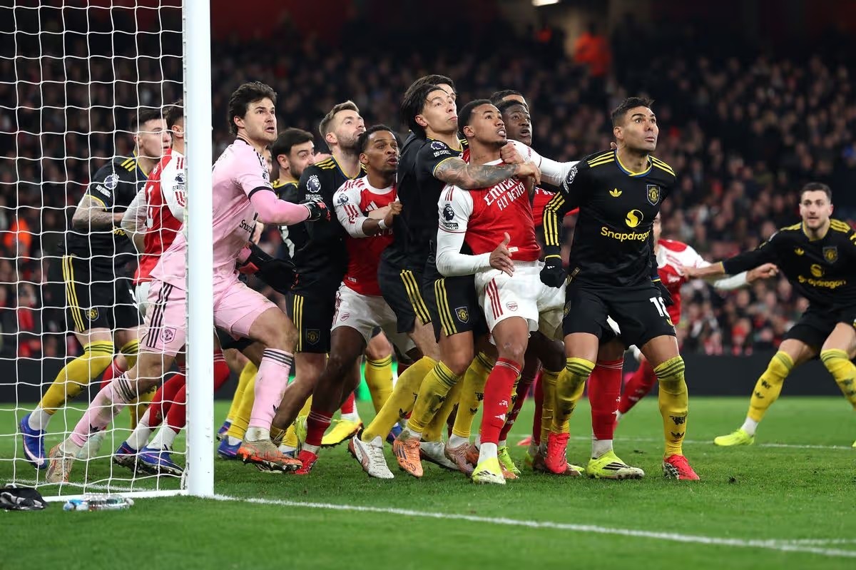 Chiến thuật vây ráp thủ môn ở các tình huống cố định gây tranh cãi.