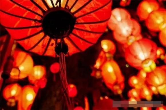 Rằm tháng Giêng cũng là đêm trăng tròn đầu tiên của năm mới âm lịch, đồng thời là lễ hội lớn khép lại không khí Tết Nguyên đán.
