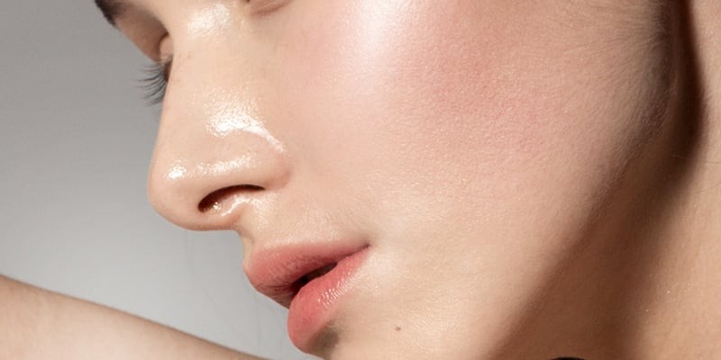 Các tông hồng cam hoặc hồng san hô giúp gương mặt bừng sáng mà không quá nổi bật.