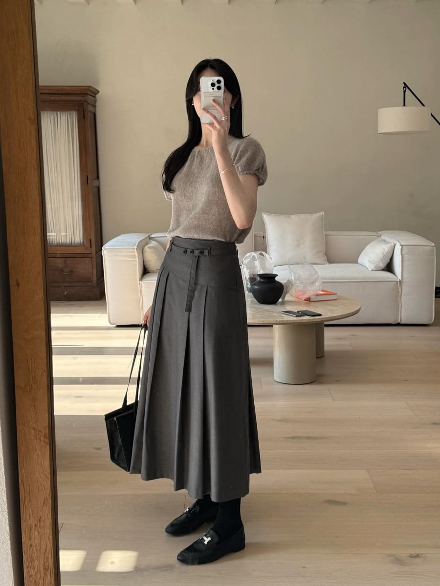  Thiết kế này mang hơi thở cổ điển nhưng được xử lý theo tinh thần đương đại, tạo cảm giác phóng khoáng và thời thượng.