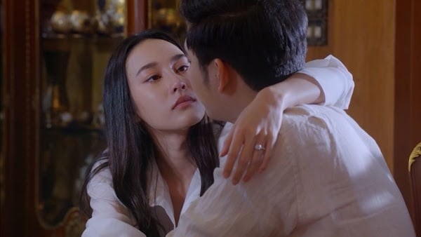  Trong xã hội Á Đông, phụ nữ thường bị đánh giá khắt khe hơn đàn ông trong vấn đề đạo đức hôn nhân. Chỉ một sai lầm có thể khiến họ bị dán nhãn cả đời.