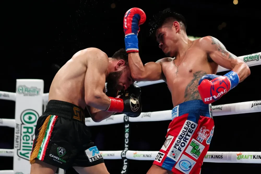 Emanuel Navarrete và Eduardo Nunez trong trận đấu