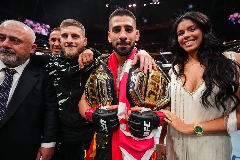 Ilia Topuria ăn mừng sau khi knockout Charles Oliveira tại UFC 317.