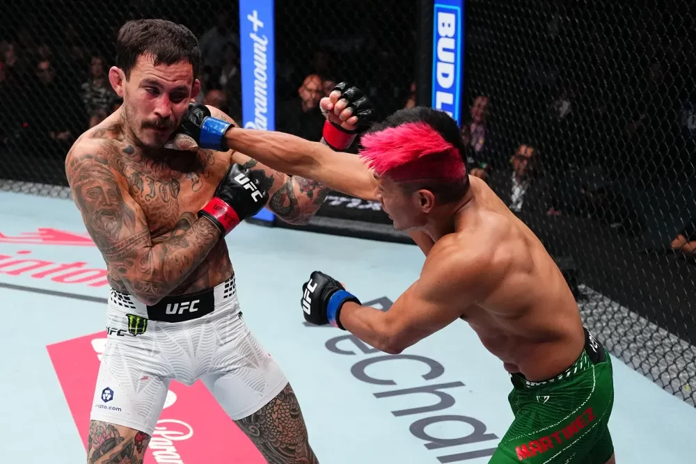 David Martinez (phải) tung đòn vào Marlon Vera tại UFC Mexico