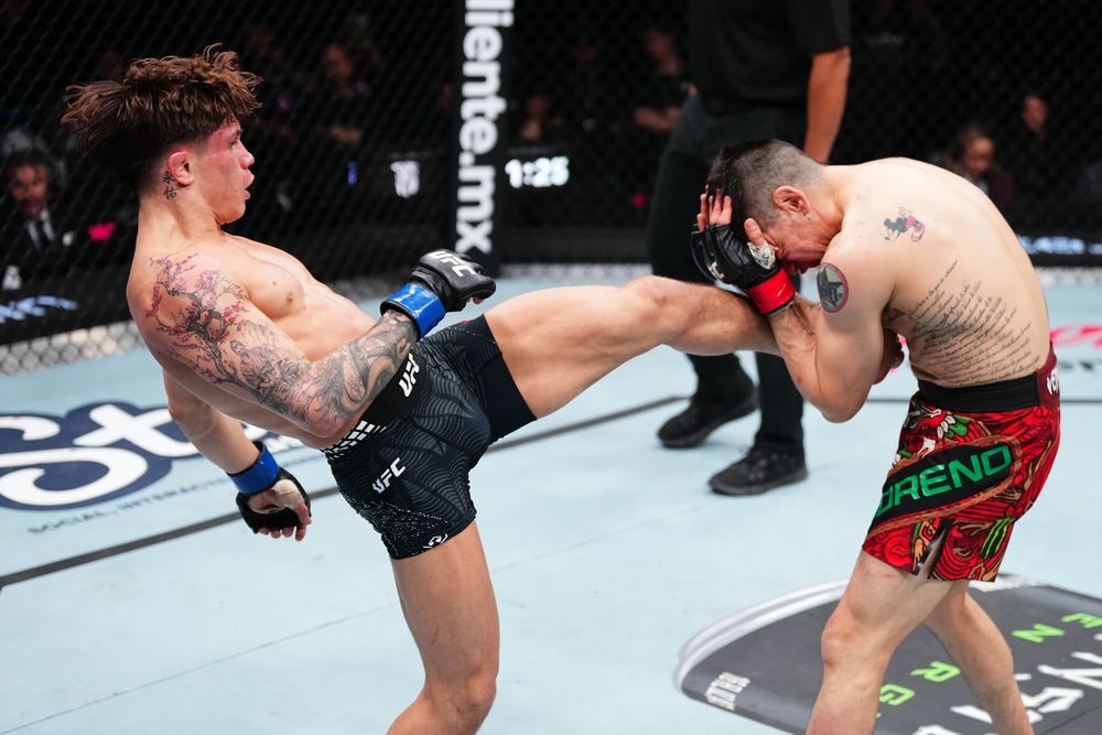 Lone’er Kavanagh tung cú đá vào Brandon Moreno tại UFC Fight Night