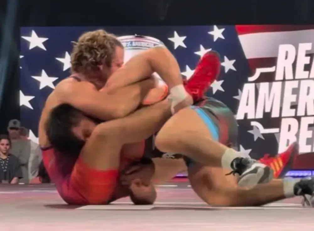 Henry Cejudo và Urijah Faber trong trận đấu vật tại RAF 6.
