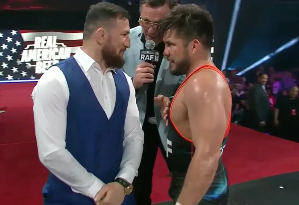 Henry Cejudo và Merab Dvalishvili đối mặt nhau trên sân khấu.