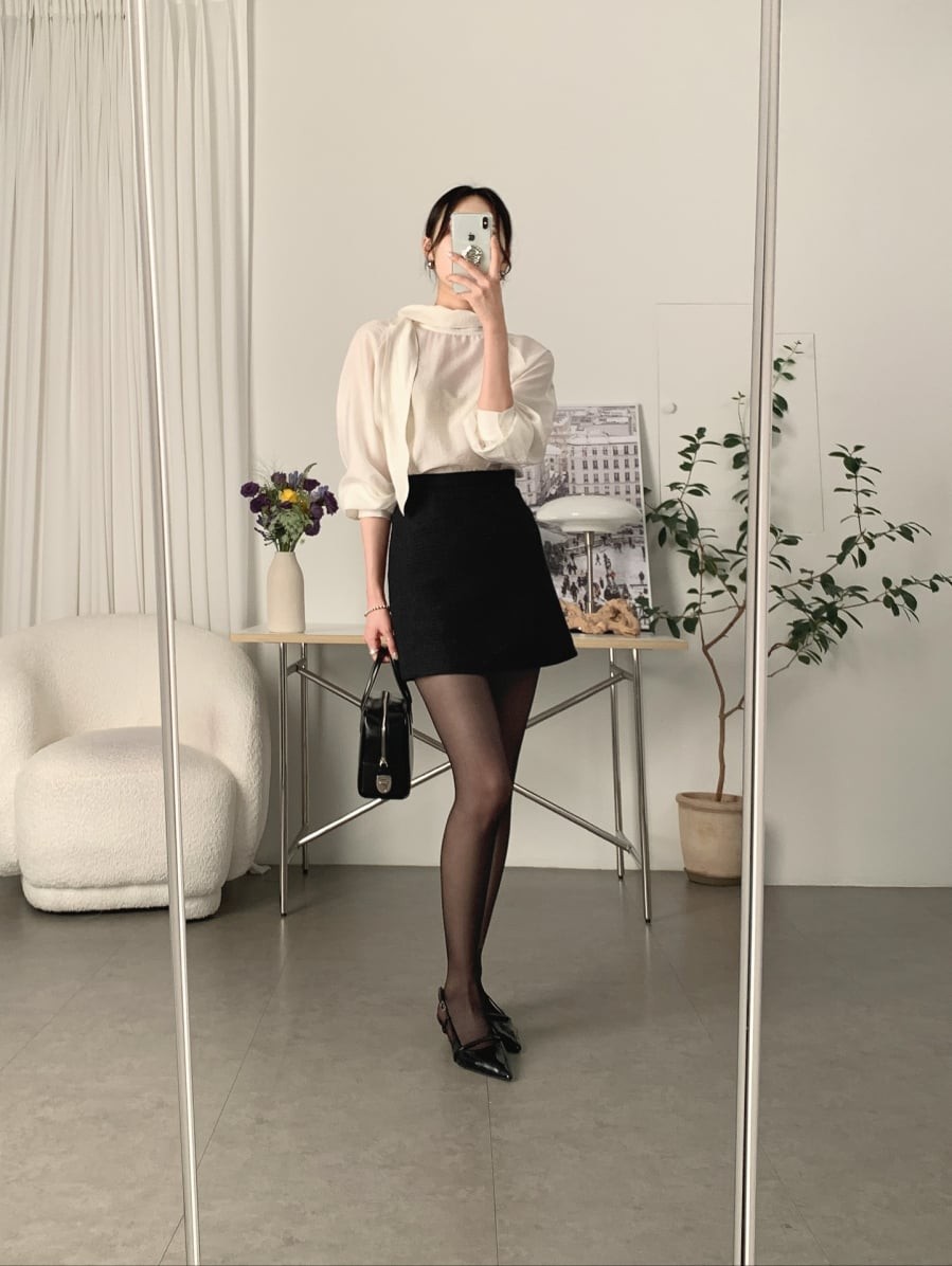 Áo blouse trắng là một trong những item dễ mặc và dễ ứng dụng nhất trong đời sống hằng ngày. 