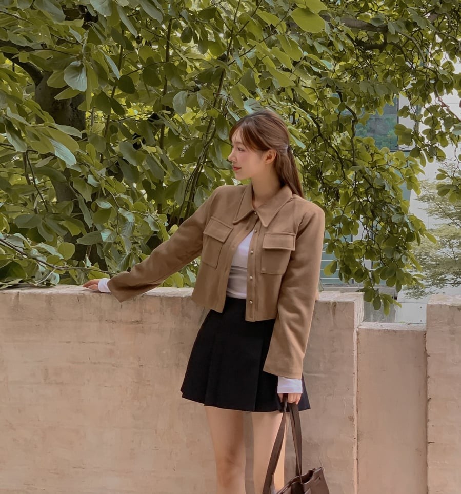  Nếu be mang đến sự mềm mại thì đen tạo điểm nhấn sắc sảo, giúp tổng thể có chiều sâu và cá tính rõ rệt hơn. 