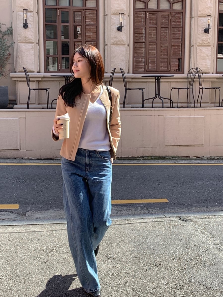 Sự kết hợp giữa be và denim xanh mang lại cảm giác trẻ trung mà vẫn giữ được nét chỉn chu