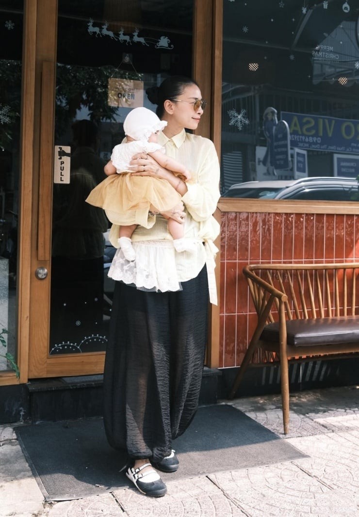 Để thuận tiện trong sinh hoạt hằng ngày, nữ diễn viên ưu tiên các thiết kế rộng rãi, có khả năng che khéo đường nét cơ thể.