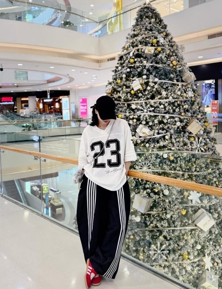 Áo phông oversize, quần jogger, sơ mi rộng, quần shorts, sneakers và mũ lưỡi trai tạo nên hình ảnh năng động, thoải mái. 