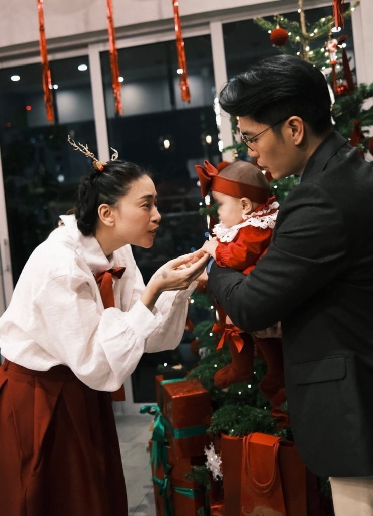 Sự phối hợp màu sắc ăn ý giữa hai mẹ con thể hiện gu thẩm mỹ tinh tế nhưng không quá cầu kỳ.

