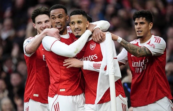 Arsenal vươn lên dẫn trước với 1 pha phạt góc.