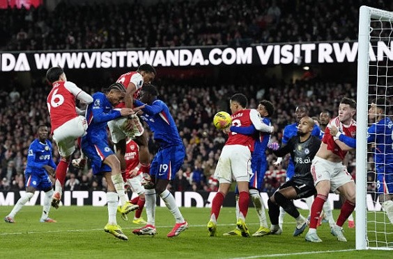 Timber nâng tỷ số lên 2-1 cho Arsenal.