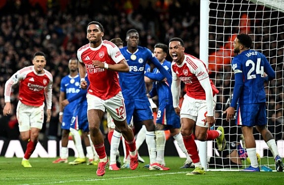 Arsenal giành chiến thắng bởi 2 pha phạt góc.