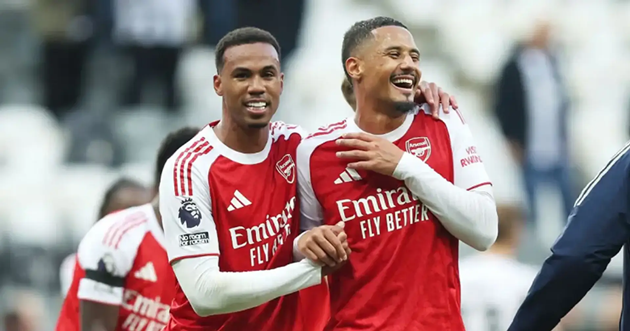 Gabriel vui mừng vì bàn thắng của Saliba cho Arsenal.