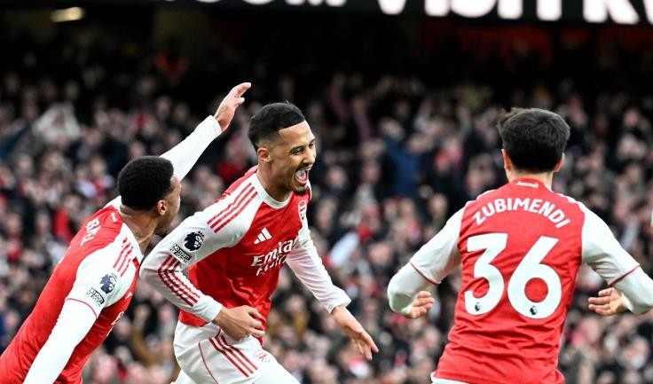   William Saliba (8 điểm): Ghi bàn thắng đầu tiên trong mùa giải để mở tỷ số, phản ứng nhanh nhạy đánh đầu cận thành. Đôi lúc khiến người hâm mộ lo lắng vì giữ bóng quá lâu trong hiệp hai và có một đường chuyền hỏng, nhưng nhìn chung vẫn rất vững chắc.