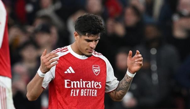 Piero Hincapie (8 điểm): Tiếp tục phong độ cao. Neto hoàn toàn tắt điện trước anh. Hincapie lên công về thủ không biết mệt mỏi bên cánh trái với tốc độ ấn tượng. Ngày càng nguy hiểm hơn khi tham gia tấn công. Không may mắn với bàn phản lưới nhà.