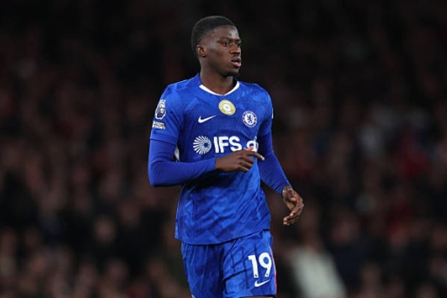 Trung vệ: Mamadou Sarr – 5.9 điểm Màn ra mắt Premier League đáng quên đối với trung vệ trẻ. Sarr khởi đầu với pha bỏ lỡ cơ hội mười mươi ở đầu trận, và sau đó chính anh là người chạm bóng cuối cùng làm đổi hướng cú đánh đầu của Saliba dẫn đến bàn thua đầu tiên. Sarr lộ rõ sự lúng túng trước áp lực của sân Emirates và thường xuyên thất thế trong các pha tranh chấp với tiền đạo đối phương.