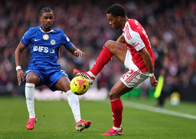 Hậu vệ trái: Jorrel Hato – 5.7 điểm Đây là một trong những vị trí nhận điểm số thấp nhất hàng thủ. Hato gặp muôn vàn khó khăn trước tốc độ và sự lắt léo của Bukayo Saka. Không chỉ dừng lại ở việc bị vượt mặt nhiều lần, anh còn phải nhận một thẻ vàng vì pha phạm lỗi cần thiết để ngăn chặn đối thủ. Khả năng hỗ trợ tấn công của Hato trong trận này gần như bằng không.