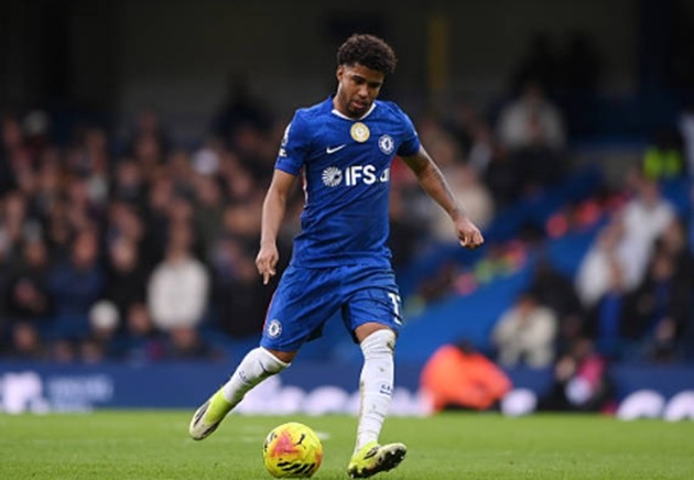 Tiền vệ trung tâm: Andrey Santos – 6.1 điểm Một màn trình diễn ở mức trung bình của tiền vệ trẻ người Brazil. Santos chơi kỷ luật và nỗ lực theo sát các ngòi nổ của Arsenal như Eze hay Trossard. Tuy nhiên, anh thiếu đi những đường chuyền mang tính đột biến để chuyển đổi trạng thái từ phòng ngự sang tấn công cho đội nhà trước khi bị thay ra ở phút 75.