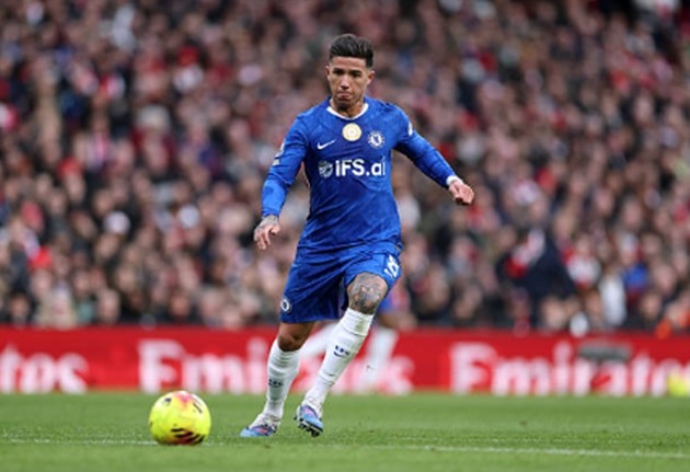 Tiền vệ hộ công: Enzo Fernandez – 6.1 điểm Được bố trí chơi nhô cao để tận dụng khả năng sáng tạo, nhưng Enzo lại bị chia cắt hoàn toàn với các tiền đạo trong phần lớn hiệp một. Sang hiệp hai, anh có một vài tình huống dứt điểm từ xa thử thách thủ môn đối phương nhưng không đủ sắc sảo để chuyển hóa thành bàn thắng. Điểm số 6.1 cho thấy anh chưa hoàn thành tốt vai trò tiếp đạn cho hàng công.