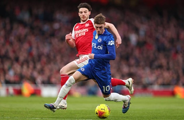 Tiền vệ cánh trái: Cole Palmer – 5.7 điểm Một trận đấu dưới sức lạ thường của ngôi sao số một Chelsea. Palmer bị các hậu vệ Arsenal chăm sóc quá kỹ lưỡng và gần như không có khoảng trống để xoay xở. Anh thường xuyên phải lùi sâu để nhận bóng và kết thúc trận đấu với một thẻ vàng cùng sự bế tắc hoàn toàn trong việc xuyên thủng hàng thủ đối phương.