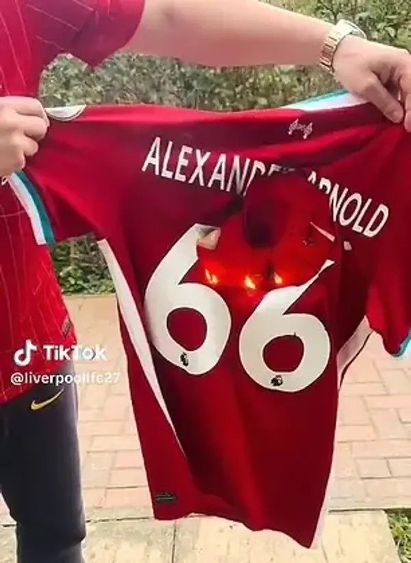 Những chiếc áo bị đốt là một biểu tượng trong bóng đá.