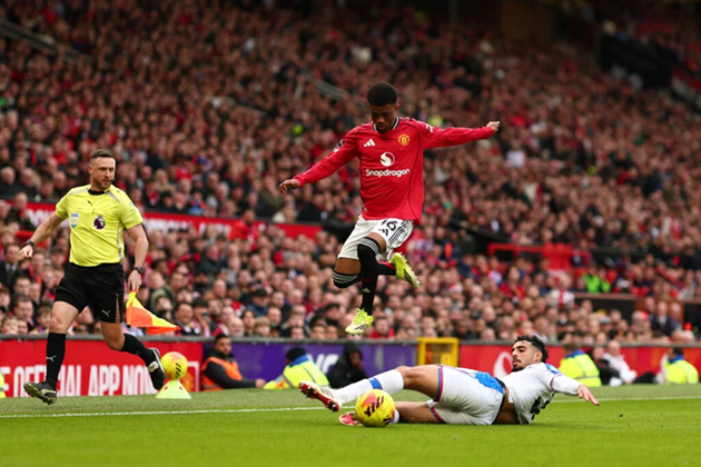 Amad Diallo chỉ được tung vào sân ở phút 75 khi Quỷ đỏ dẫn trước.