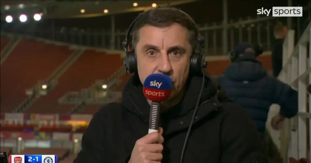 Neville cho rằng Chelsea cần tăng cường lực lượng để đua vô địch.