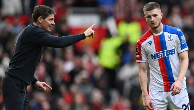 Adam Wharton đã có màn trình diễn nhạt nhòa tại Old Trafford.