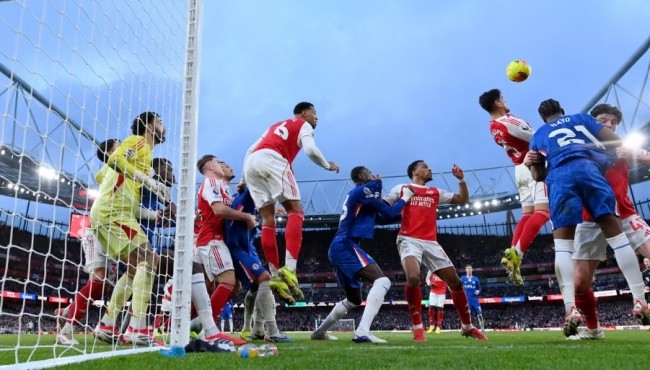Arsenal trừng phạt Chelsea bởi vũ khí phạt góc.
