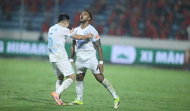 Xuân Son rốt cuộc cũng đã nổ súng trở lại. 