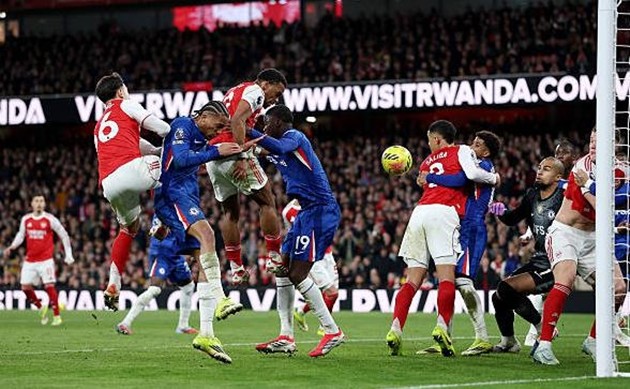 Arsenal cũng quá phụ thuộc vào những quả phạt góc.