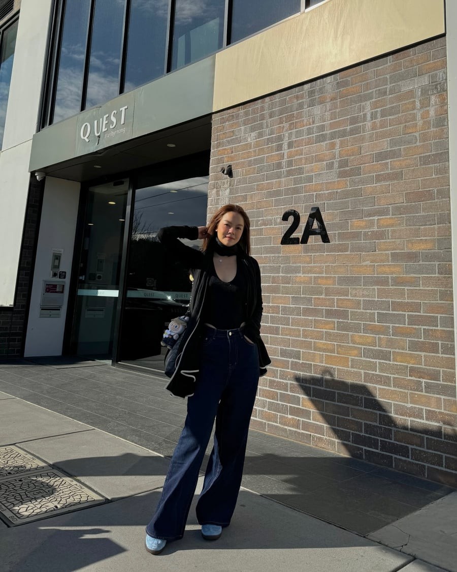 Khi đi cùng jeans cạp cao, tổng thể trở nên cân đối, đồng thời giúp tôn lên tỷ lệ vóc dáng.