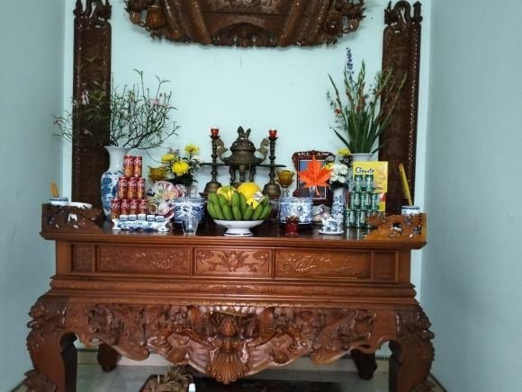 Việc để hoa héo, nước bình hoa cạn khô hoặc cây cảnh trên bàn thờ bị úa tàn cũng là điều nên tránh.