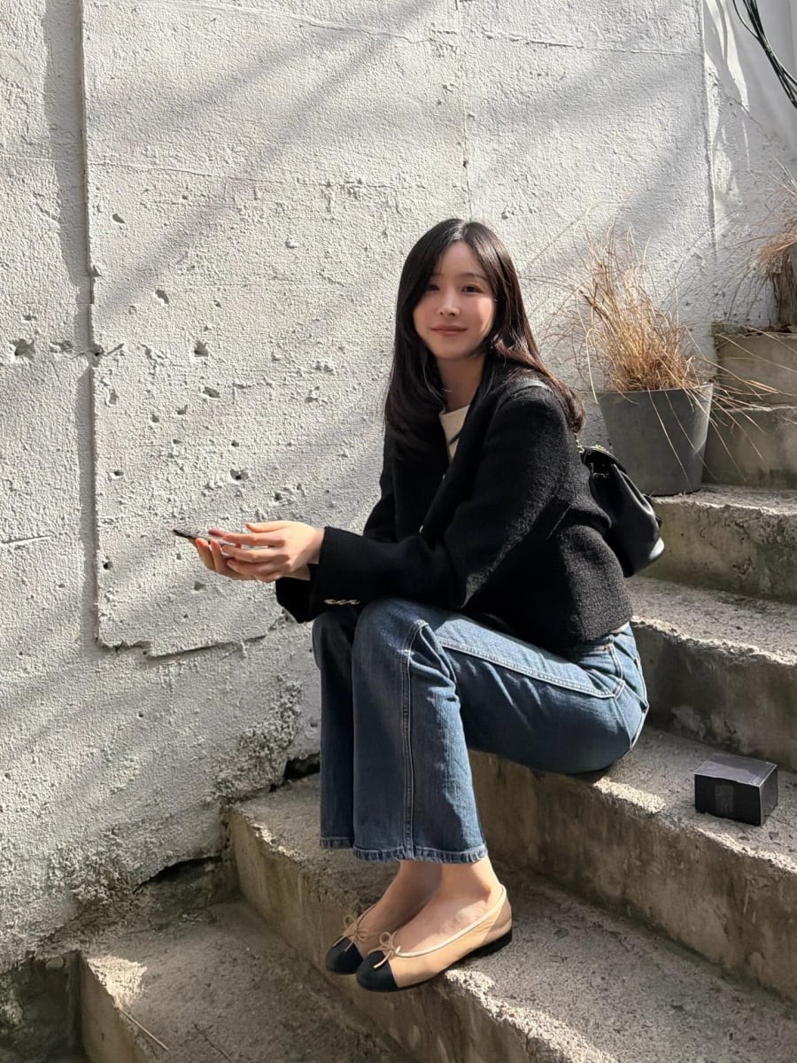 Mẫu giày này dễ dàng kết hợp cùng jeans ống đứng, cardigan mỏng hoặc váy midi trơn màu. 