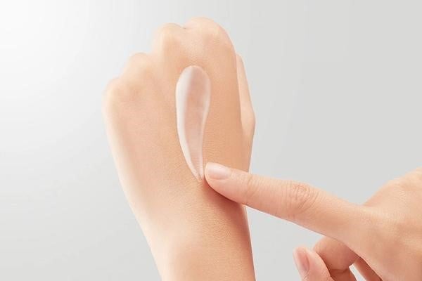 Bàn tay là bộ phận hoạt động liên tục và thường xuyên tiếp xúc với nước, xà phòng, chất tẩy rửa cũng như cồn sát khuẩn. 