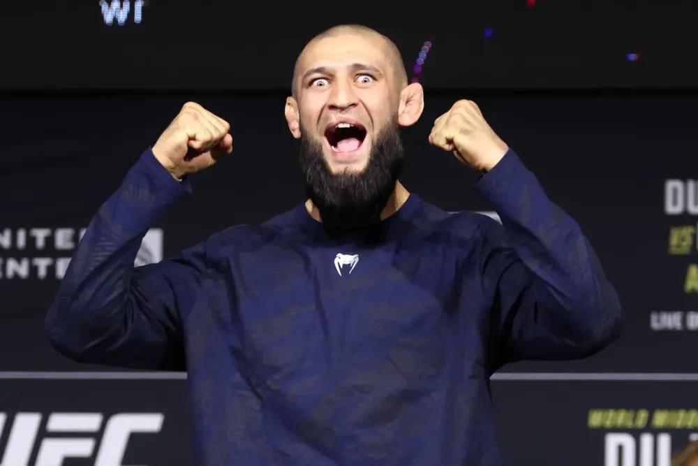 Khamzat Chimaev tại buổi cân thử cho sự kiện UFC 319