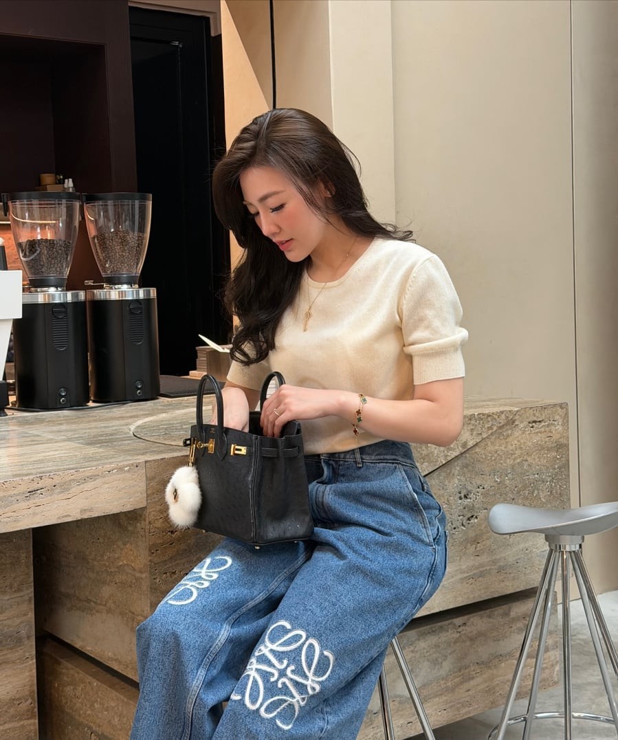 Sự tiết chế trong kiểu dáng giúp sắc trắng phát huy tối đa ưu điểm sáng sủa mà không gây cảm giác đơn điệu.