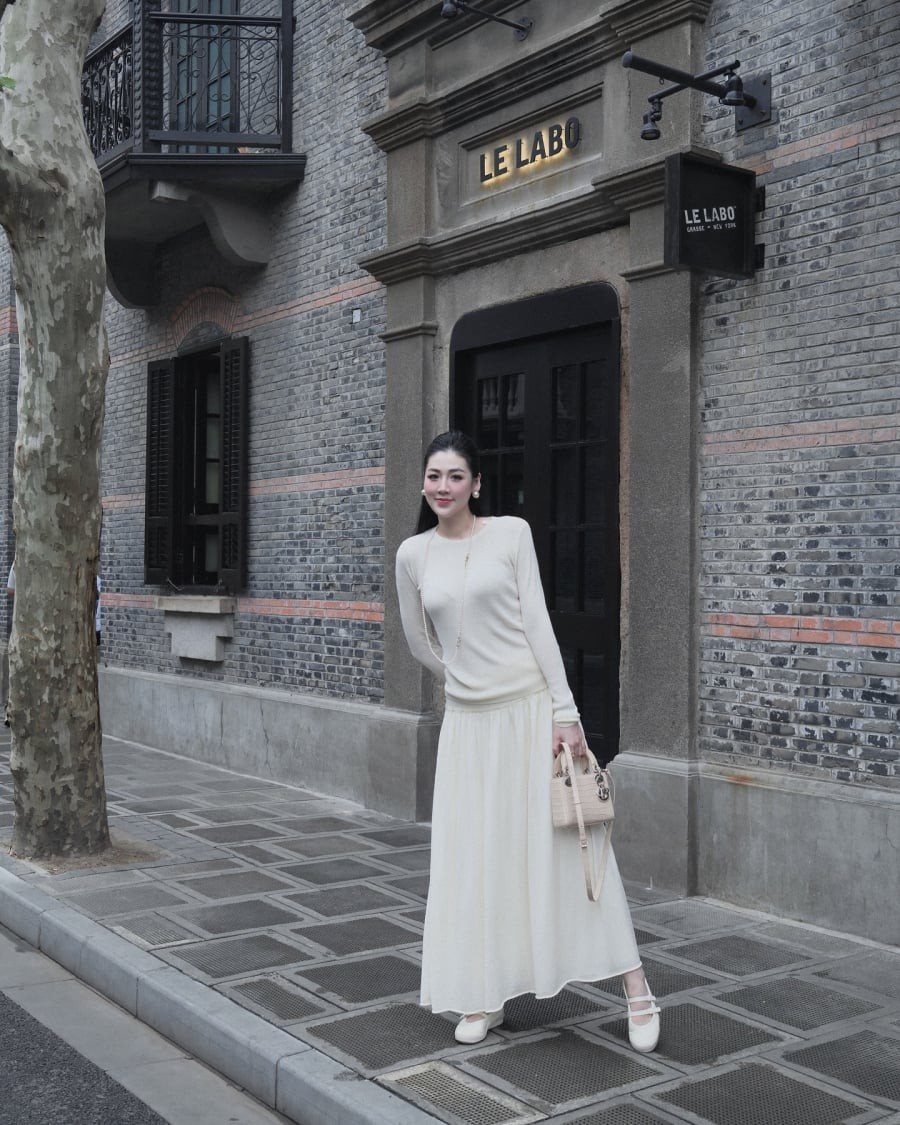 Khi đi kèm giày mary jane hoặc giày búp bê cùng tông, bộ trang phục giữ được sự hài hòa và thanh thoát, thích hợp cho các buổi gặp gỡ gia đình hay sự kiện nhẹ nhàng.