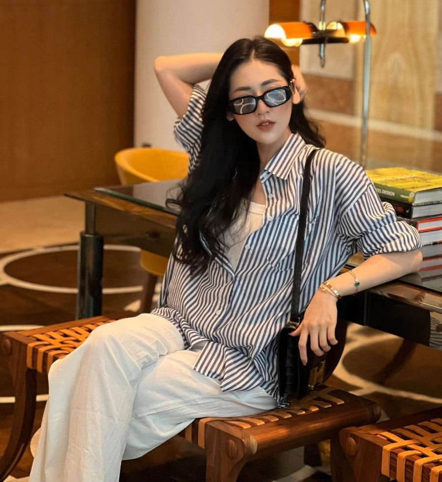 Sự tương phản vừa phải giúp bộ đồ tránh bị nhạt, đồng thời vẫn giữ tinh thần thanh lịch. 